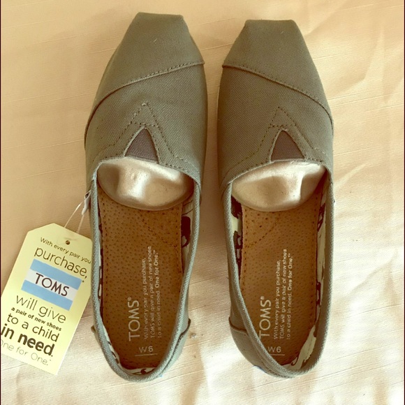 Toms Shoes - Tom’s classic olive cotton canvas shoes, size 6.